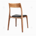 Diseñador sillas de cojín negros sin brazo de madera maciza